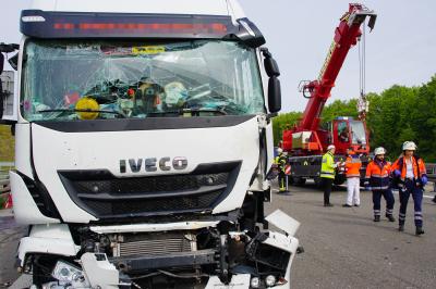 Wendlingen: Auffahrunfall zwischen vier Lkw fordert mehrere zum Teil schwerst Verletzte