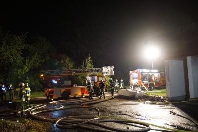 Suessen: Brand eines Anhaengers und Unrat - Brandstifter am Werk?