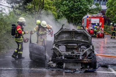 Beoblingen: Mercedes brennt nach teschnischem Defekt voellig aus.