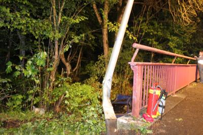 Backnang- Maubach: Auto landet im Bachbett 2 Verletzte Personen