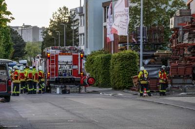 Ostfildern-Kemnat: Unbekannter Geruch bei Firmengebaeude - angrezendes Gebaeude evakuiert