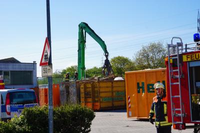 Wendlingen: Bagger geraet in Brand