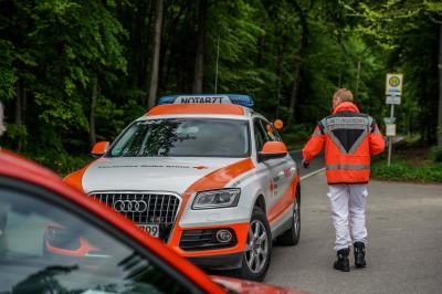 Ebersbach-Buechenbronn: Sportwagen kommt von Fahrbahn ab