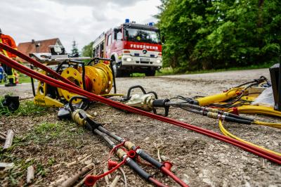 Ebersbach-Buechenbronn: Sportwagen kommt von Fahrbahn ab