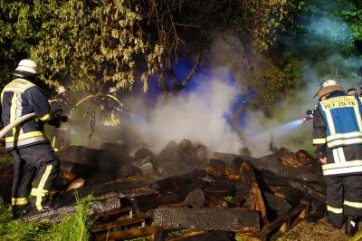 Kirchheim: Holzstapel in Brand geraten
