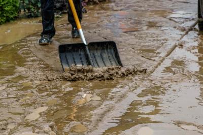 Deizisau: Kleiner Bach tritt ueber die Ufer - Schlammlawine flutet Strassen, Keller und Tiefgaragen - Feuerwehr baute gerade Feuerwehrfest auf