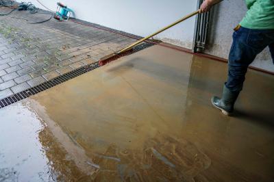 Deizisau: Kleiner Bach tritt ueber die Ufer - Schlammlawine flutet Strassen, Keller und Tiefgaragen - Feuerwehr baute gerade Feuerwehrfest auf