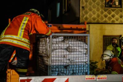 Uhingen-Nassach: Bach geht nach Starkregen ueber die Ufer - Feuerwehr muss Haeuser mit Sandsaecken schuetzen - Feuerwehr Schorndorf leistet Ueberlandhilfe