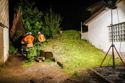 Uhingen-Nassach: Bach geht nach Starkregen ueber die Ufer - Feuerwehr muss Haeuser mit Sandsaecken schuetzen - Feuerwehr Schorndorf leistet Ueberlandhilfe