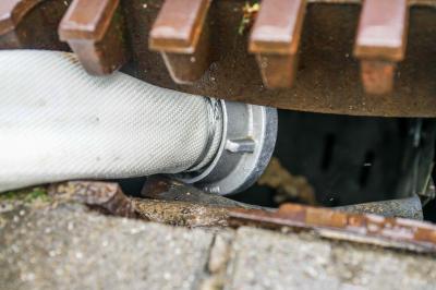 Filderstadt-Bernhausen: Auf einem Feld bildet sich ein See und bedroht Haeuser - Feuerwehr schichtet Sandsaecke auf zum Schutz 