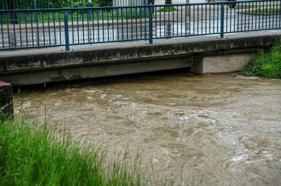 Hochdorf: Koehlerbach droht ueberzulaufen - Feuerwehr sichert ihr Geraetehaus ab