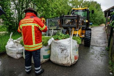 Hochdorf: Koehlerbach droht ueberzulaufen - Feuerwehr sichert ihr Geraetehaus ab