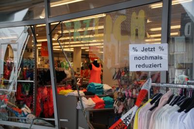 Ostfildern: Auto faehrt in Schaufenster