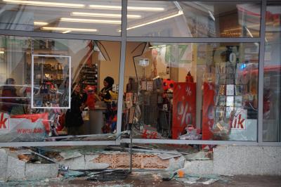 Ostfildern: Auto faehrt in Schaufenster