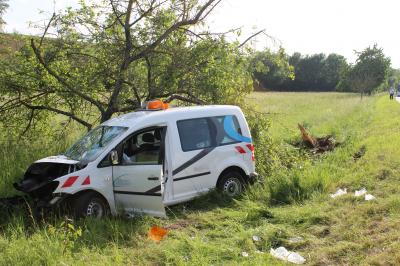 Steinheim: Verkehrsunfall PKW gegen Baum mit schwerverletzter Person