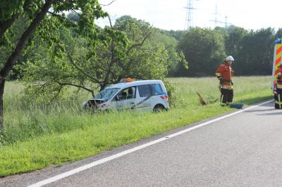 Steinheim: Verkehrsunfall PKW gegen Baum mit schwerverletzter Person