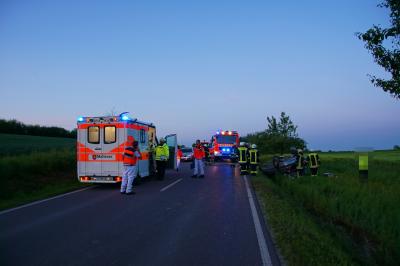 Kirchheim: Pkw ueberschlaegt sich und landet auf dem Dach