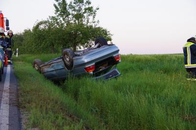 Kirchheim: Pkw ueberschlaegt sich und landet auf dem Dach