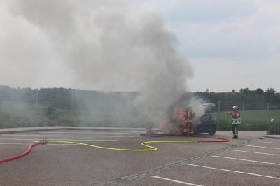 Heimsheim: PKW Brennt auf Rastplatz Heckengaeu aus