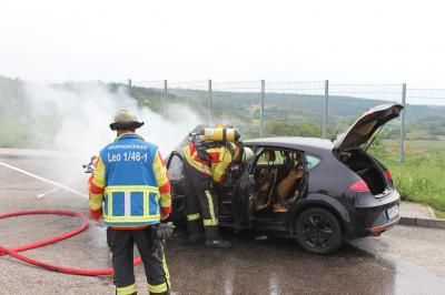 Heimsheim: PKW Brennt auf Rastplatz Heckengaeu aus