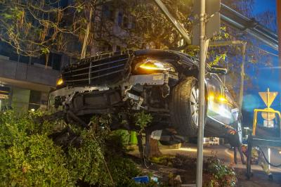 Sindelfingen: Taxi landet im Gebuesch
