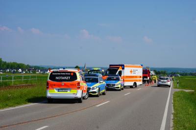 Dettingen unter Teck: Pkw mit Anhaenger schleudert in Strassengraben