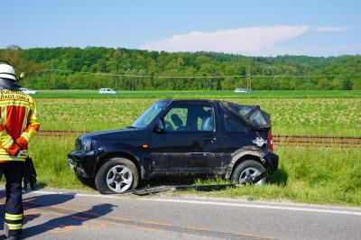Dettingen unter Teck: Pkw mit Anhaenger schleudert in Strassengraben