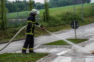 Baltmannsweiler: Starkregen und Hagel sorgt fuer ueberflutete Strassen und weisse Landschaft