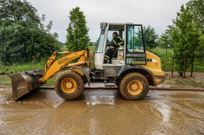Baltmannsweiler: Starkregen und Hagel sorgt fuer ueberflutete Strassen und weisse Landschaft