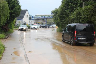 Untergruppenbach: Hochwasser mit ueberfluteten Strassen 