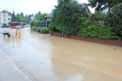 Untergruppenbach: Hochwasser mit ueberfluteten Strassen 