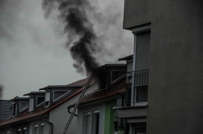 Baltmannsweiler: Blitzeinschlag setzt Reihenhaeuser in Brand