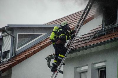 Baltmannsweiler: Blitzeinschlag setzt Reihenhaeuser in Brand