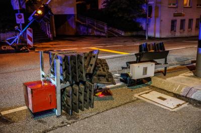 Esslingen-Oberesslingen: Bus reisst Ampelanlage um 