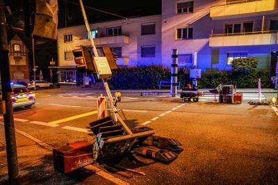 Esslingen-Oberesslingen: Bus reisst Ampelanlage um 