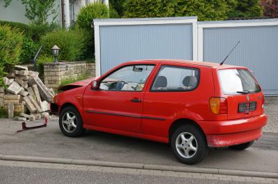 Nuertingen: Pkw kracht in Gartenmauer