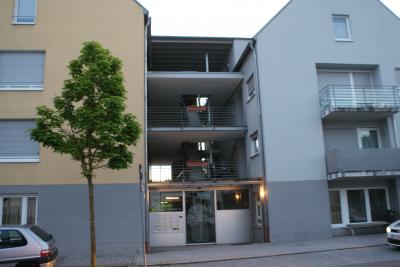 Schoenaich: Feuerwehr befreit Rettungsdienstpersonal aus stecken gebliebenen Aufzug 