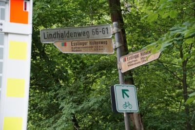 Esslingen Obertal: Biker stuerzt schwer 