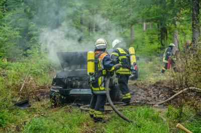 Weinstadt-Baach: Abschleppversuch scheitert - Pkw brannte lichterloh im Wald