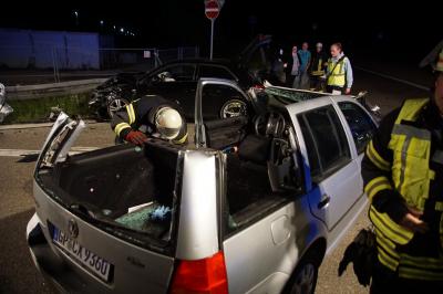 Aichelberg/Weilheim: Schwerer Unfall an der Autobahnausfahrt - Feuerwehr schneidet verletzten aus seinem Fahrzeug