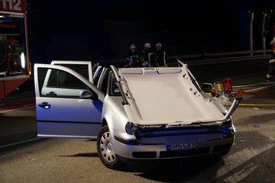 Aichelberg/Weilheim: Schwerer Unfall an der Autobahnausfahrt - Feuerwehr schneidet verletzten aus seinem Fahrzeug