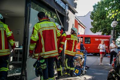 Ostfildern: Auto faehrt in Fenster Motorradfahrer verletzt