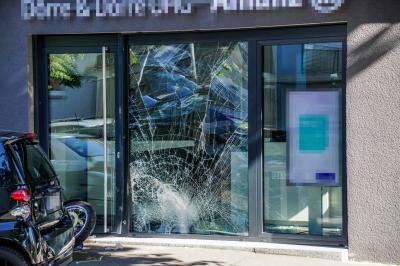 Ostfildern: Auto faehrt in Fenster Motorradfahrer verletzt