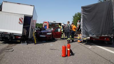 Ehningen :2 Kleinlaster und ein PKW in schweren Unfall verwickelt - mehrere Verletzte 