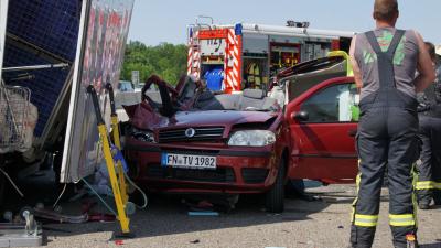 Ehningen :2 Kleinlaster und ein PKW in schweren Unfall verwickelt - mehrere Verletzte 