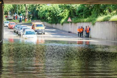 Esslingen: Wasserrohrbruch setzt Unterfuehrung und Feuerwache unter Wasser 