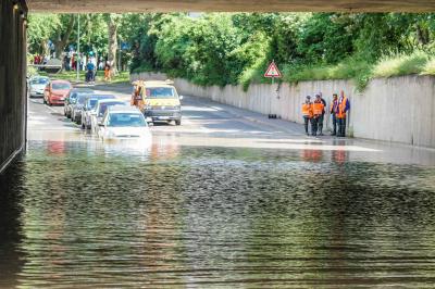 Esslingen: Wasserrohrbruch setzt Unterfuehrung und Feuerwache unter Wasser 