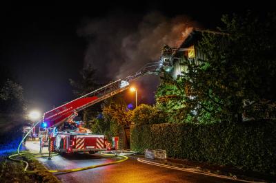 Esslingen-Neckarhalde: Schuppenbrand greift auf Wohnhaus ueber - Meterhohe Flammen