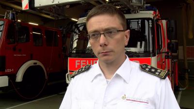 FEUERWEHRINTERVIEW! Esslingen-Neckarhalde: Schuppenbrand greift auf Wohnhaus ueber - Meterhohe Flammen