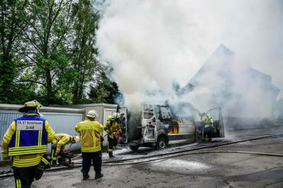 Nuertingen-Neckarhausen: Pakettransporter brennt vollstaendig aus